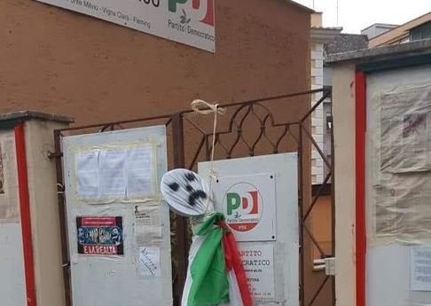 Roma, un manichino impiccato davanti alla sede del Pd