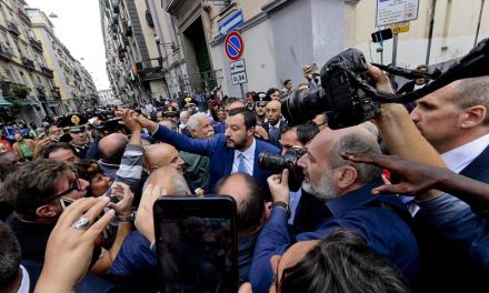 Salvini a Napoli accolto tra gli applausi: “La camorra fa schifo, più agenti in città”