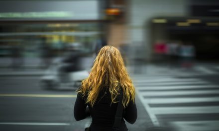 Milano. Giovane 16enne sotto shock, subisce un’aggressione e si difende con la cartella