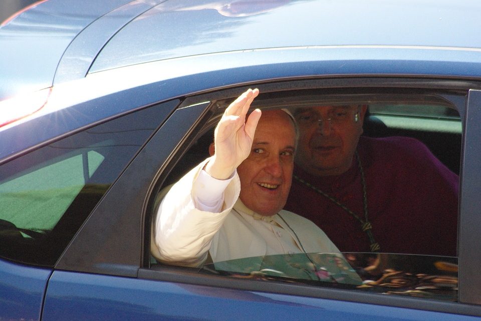 Papa Francesco inciampa e cade. Il portavoce Burke: “Sta bene”