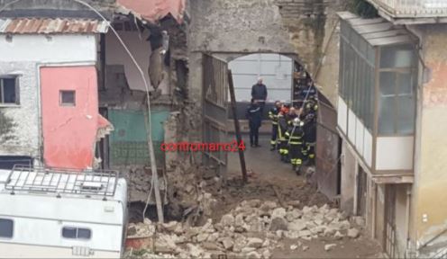 Paura ad Afragola, sprofonda un palazzo nel cuore della città: non ci sono feriti