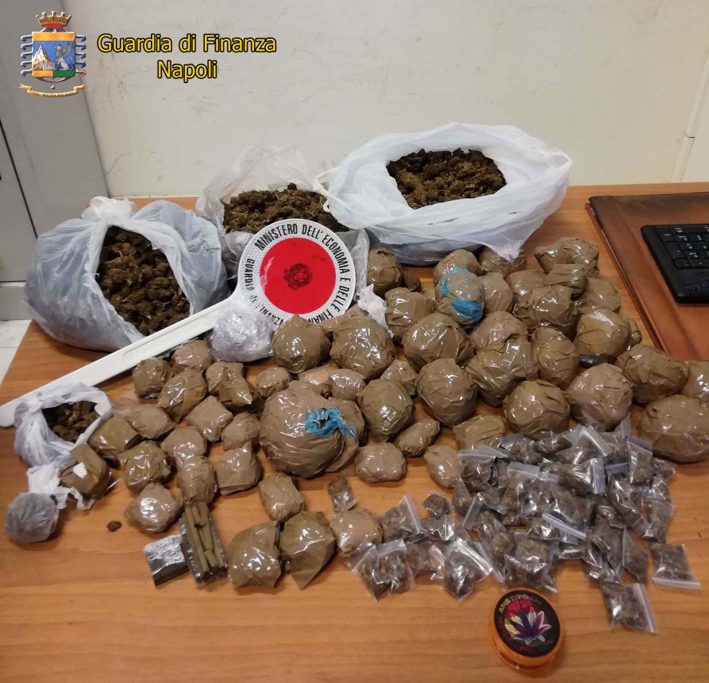 Blitz della Guardia di Finanza contro lo spaccio di droga tra via Foria e Corso Garibaldi a Napoli: tre nigeriani arrestati