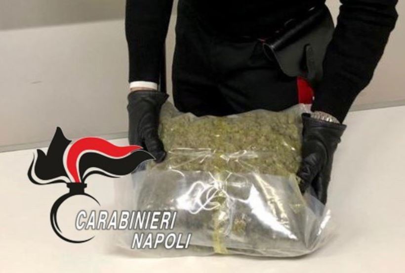 Napoli, 27enne arrestato dai carabinieri:rinvenuti 860 grammi di marijuana nello zaino