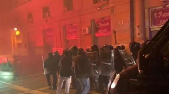 La protesta degenera in guerriglia a Napoli. Pestati un giornalista e un dirigente statale