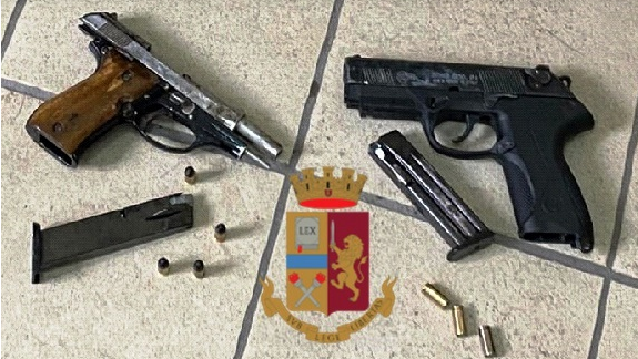 Secondigliano. Blitz della Polizia: 81 persone identificate, sequestrate armi e droga