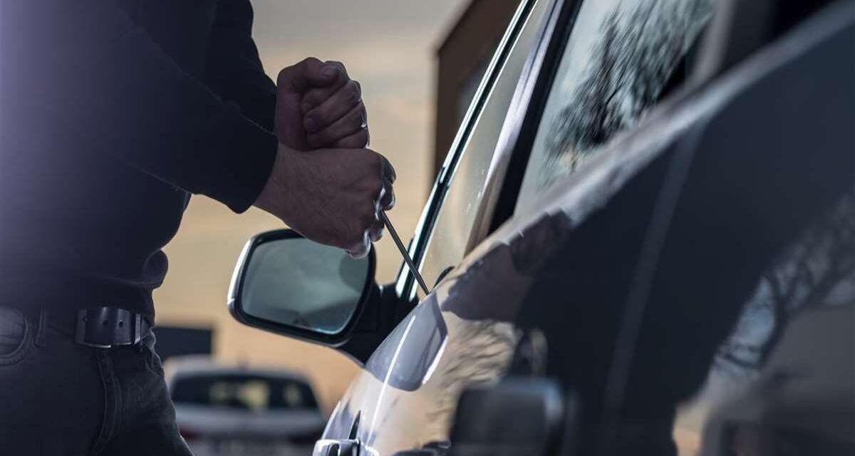 Napoli: gli agenti della Polizia Penitenziaria hanno arrestato due persone sorprese a rubare un’auto