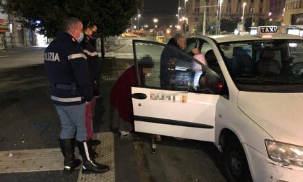 Nonnina della provincia di Napoli perde l’autobus, i poliziotti le pagano il taxi per tornare a casa