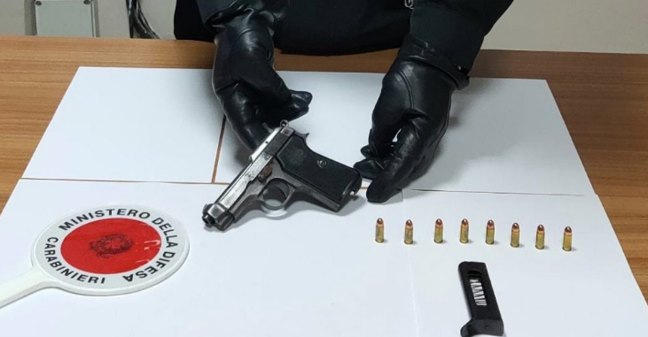 Controlli dei carabinieri a Torre Annunziata nei quartieri Provolera e Annunziata: rivenuta una pistola clandestina