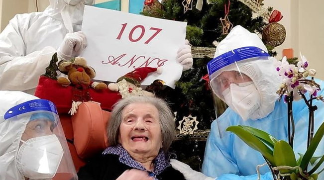 Nonnina italiana sconfigge il virus a 107 anni e festeggia il suo compleanno
