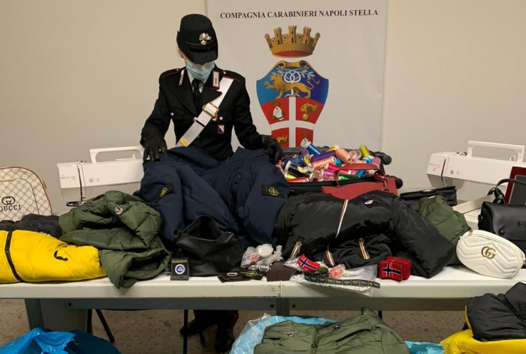 Napoli. Sequestrato dai carabinieri un laboratorio di capi d’abbigliamento contraffatti