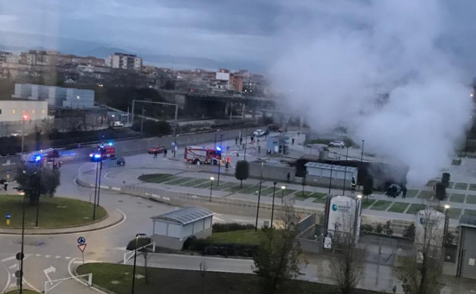 Forte esplosione nel parcheggio dell’Ospedale del Mare, si apre una voragine: inghiottite auto