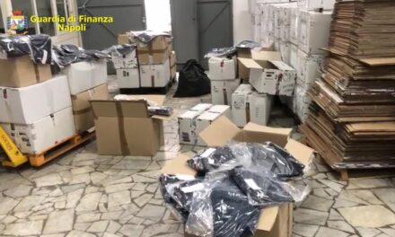 Blitz della Guardia di Finanza in un outlet a Casoria: sequestrati oltre 5000 mila capi di abbigliamento contraffatto