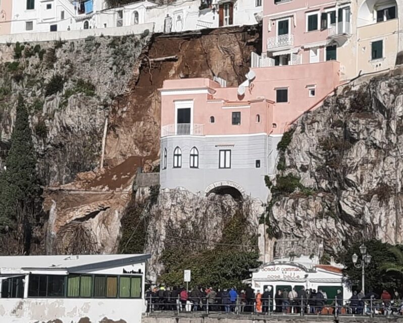 Paura sul lungomare di Amalfi. Si scava tra le macerie per cercare vittime