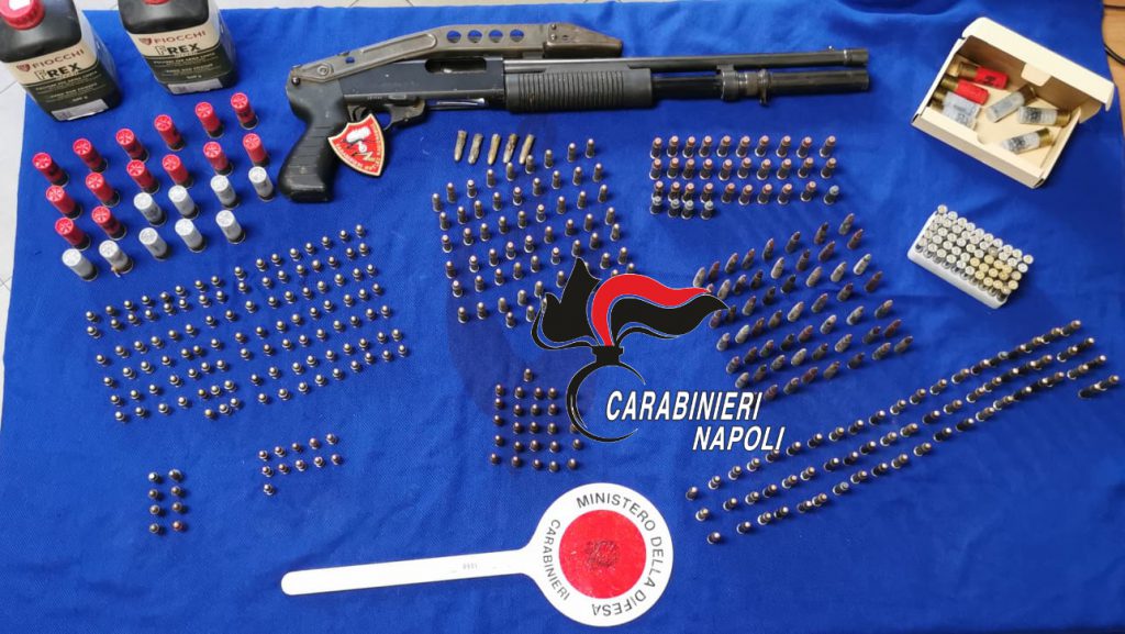 Centinaia di munizioni e un fucile a pompa sequestrati a Napoli: la scoperta dei carabinieri