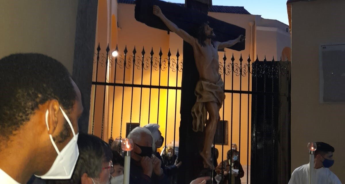 Afragola. Inaugurato a Santa Maria d’Ajello il nuovo Crocifisso del maestro Domenico Sepe. Il Parroco padre Raffaele Baia: “Simbolo della rinascita del nostro quartiere bisognoso di tante attenzioni”