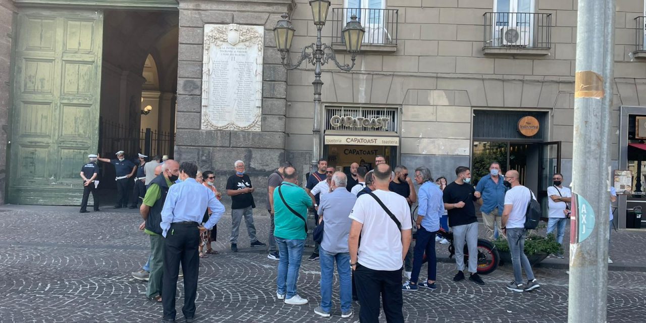 In piazza i lavoratori delle Arciconfraternite contro il Comune