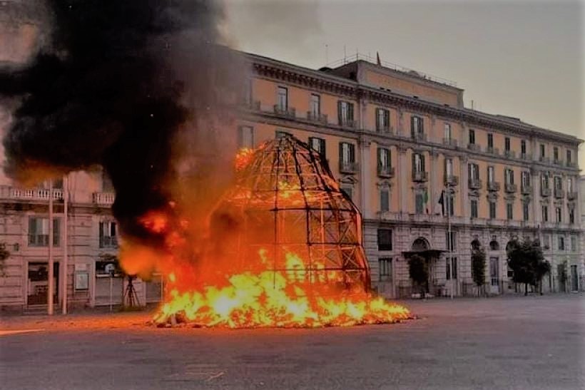 In fiamme la Venere degli Stracci a Napoli, l’ipotesi della gara social