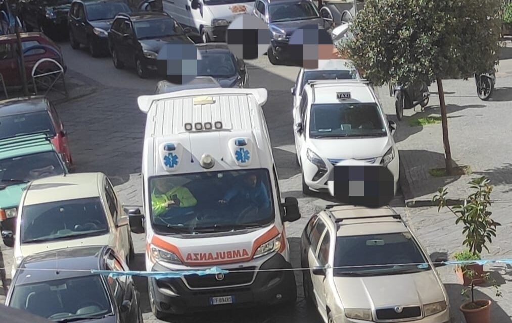 Auto in sosta selvaggia, a Casoria un’ambulanza resta bloccata in piazza Santa Croce