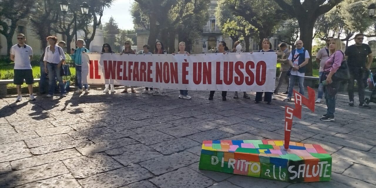 Vertenza OSS-Napoli 1 Centro: funerale sociale al Leonardo Bianchi