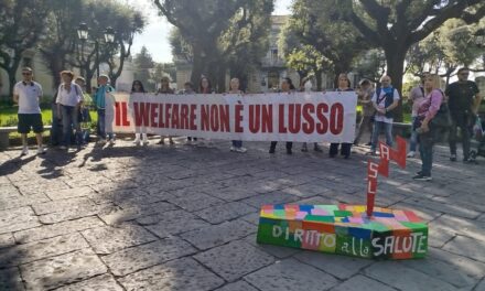 Vertenza OSS-Napoli 1 Centro: funerale sociale al Leonardo Bianchi