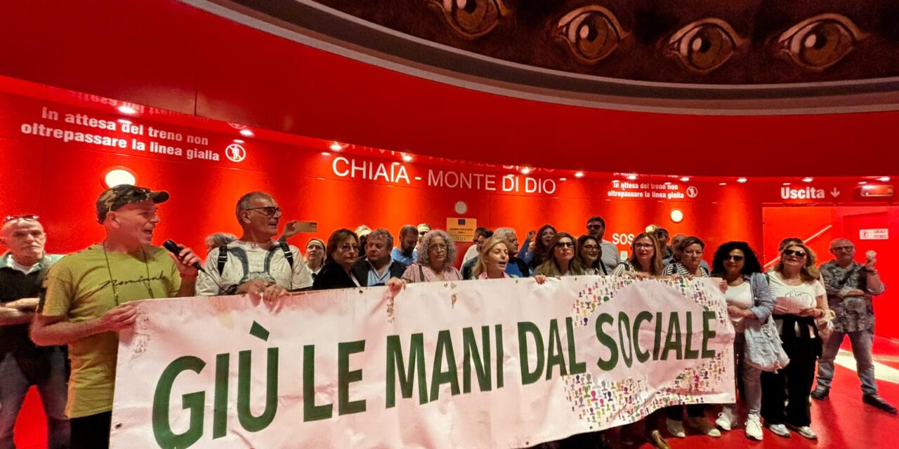 Vertenza OSS-Napoli 1 Centro: “Bella Ciao” e striscioni nella nuova metro di Chiaia