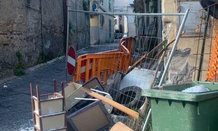 Rifiuti in strada a Casoria: una domenica difficile per il decoro urbano