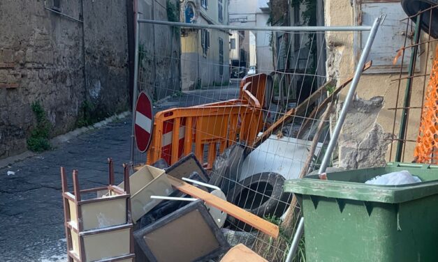 Rifiuti in strada a Casoria: una domenica difficile per il decoro urbano