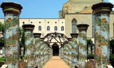 Al via i lavori di restauro del chiostro maiolicato del complesso monumentale di Santa Chiara