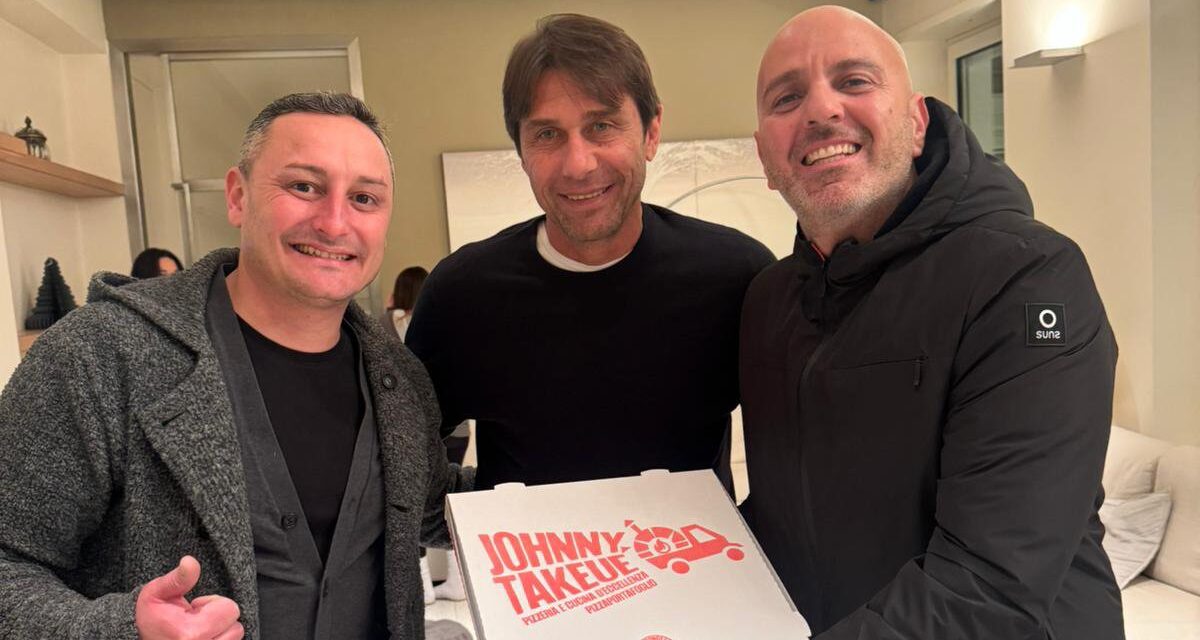 Pizza a casa per Antonio Conte prima della sfida con la Lazio, il mister del Napoli sceglie ancora Johnny Take Uè