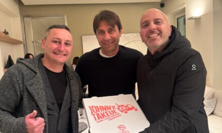 Pizza a casa per Antonio Conte prima della sfida con la Lazio, il mister del Napoli sceglie ancora Johnny Take Uè