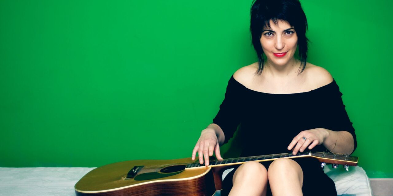 “Medio Sud”, l’album d’esordio della cantautrice cilentana Rossella Cosentino (showcase il 14 dicembre alla Fonoteca)