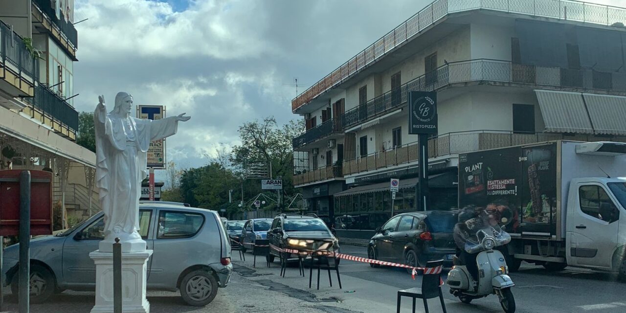 Casoria. Lavori di “rattoppo” mal eseguiti e sedie come delimitatori stradali tra via Petrarca e via Padula