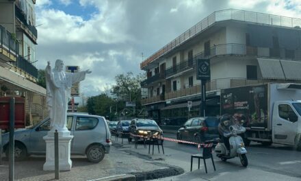 Casoria. Lavori di “rattoppo” mal eseguiti e sedie come delimitatori stradali tra via Petrarca e via Padula