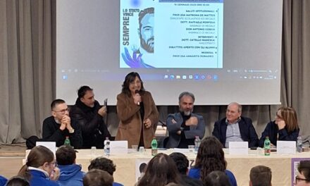 Maresca dona 10 pc dopo il furto alla scuola media: “Non ci rassegniamo di fronte alle ingiustizie”